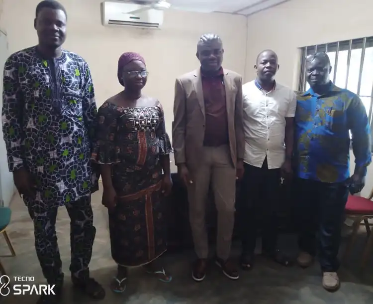 visite de l'équipe de traduction au C A de pour lui présenter le projet et ses objectifs 