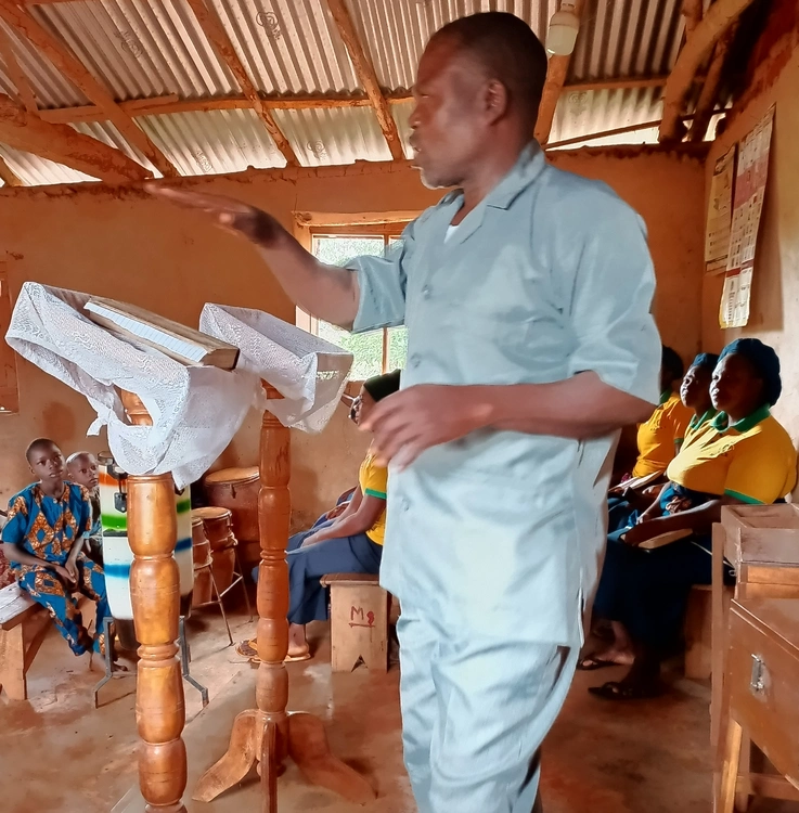 le president du conseild'administration rend visite à l'église MECRE pour partager la parole deDieu avec eux